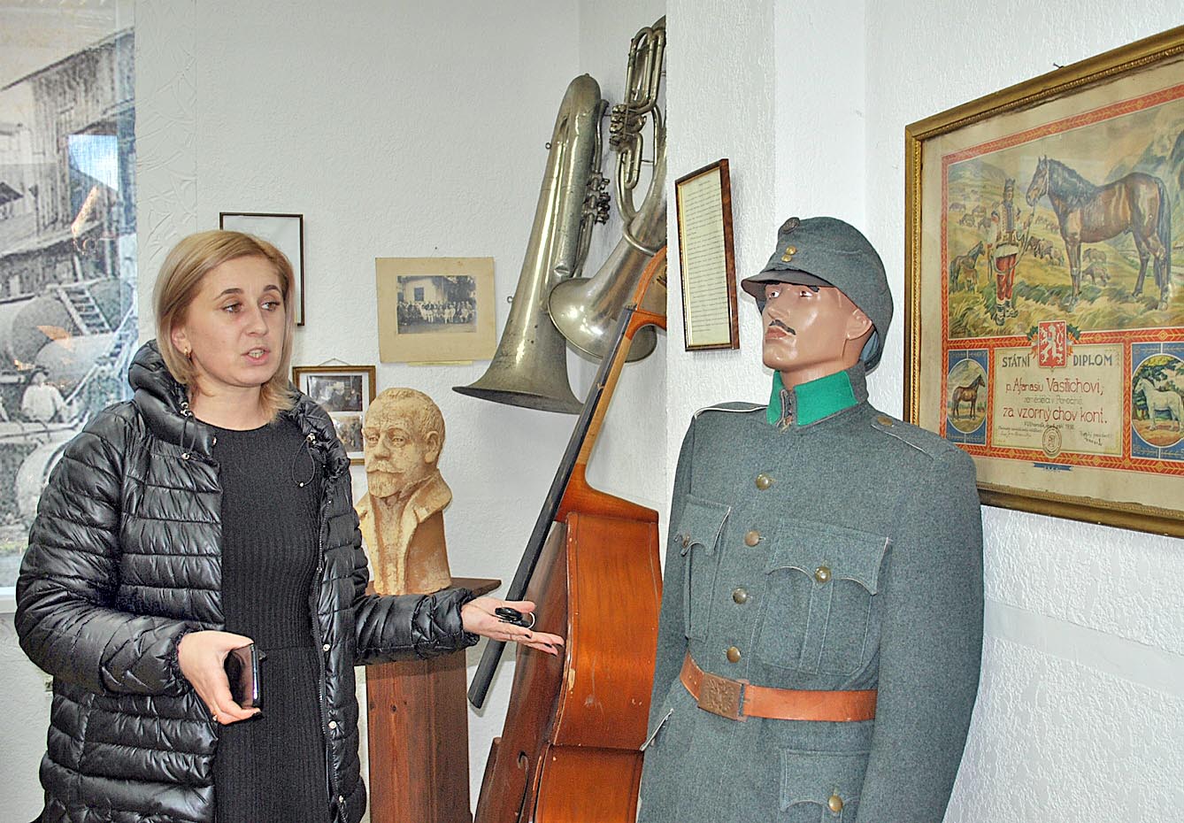 Екскурсію музейною експозицією веде завідувачка Маріанна Попович. Фото автора